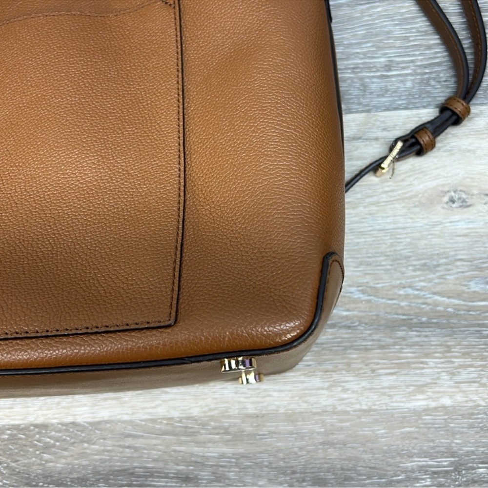 Michael Kors Hayes Bucket Bag! Amazing Condition!! - Picture 4 of 11